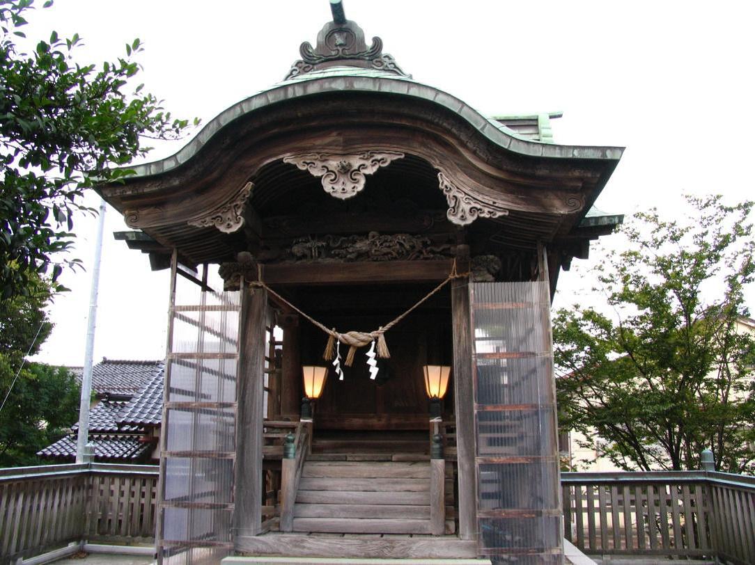 丸みを帯びた唐破風が見られ、入り口部分にしめ縄が下がっている櫟原神社本殿の写真