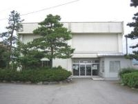 中加積地区公民館の前に木が植わっている写真