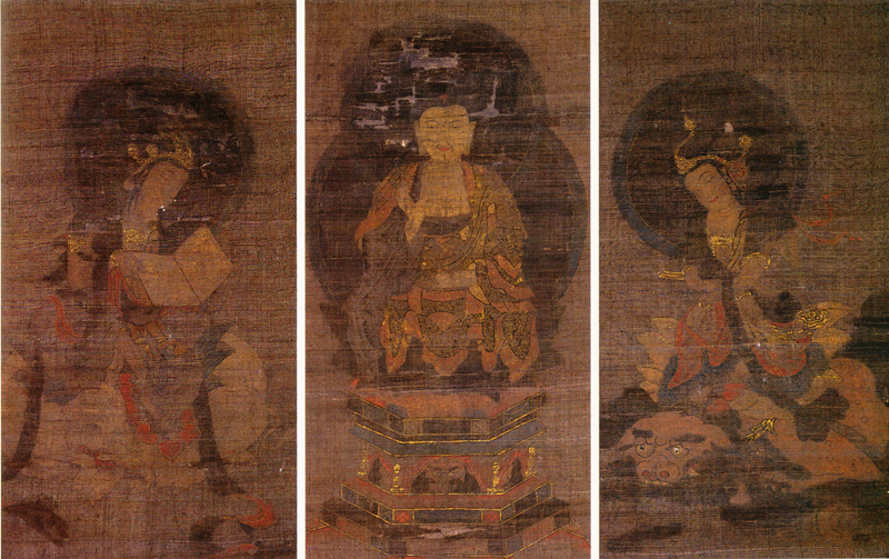 色がすすけているが色々な色を使って描かれた3枚の釈迦三尊(三幅図)の写真