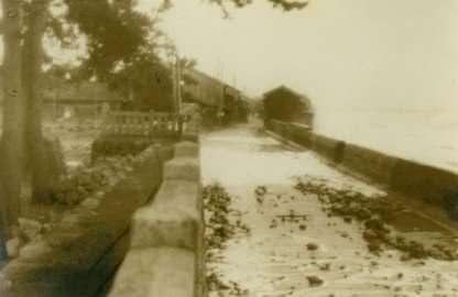 浪害で道の一部が浸水している様子の写真
