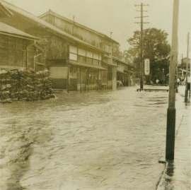 水で道路が見えなくなっている水害の様子を写したセピア色の写真