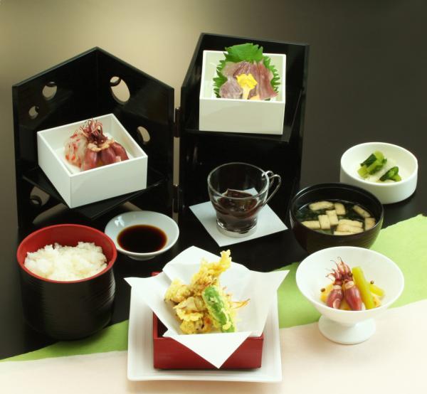 小皿にご飯、刺身、天ぷら、みそ汁等が盛られた写真