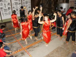 赤い民族衣装「アオザイ」着て民族舞踊を踊っている写真