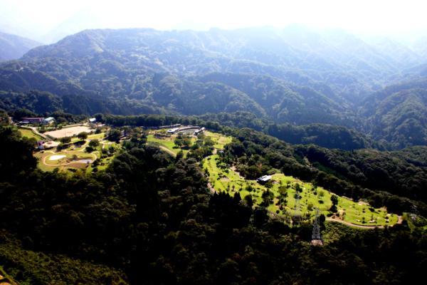 山の頂上にある東福寺野の航空写真