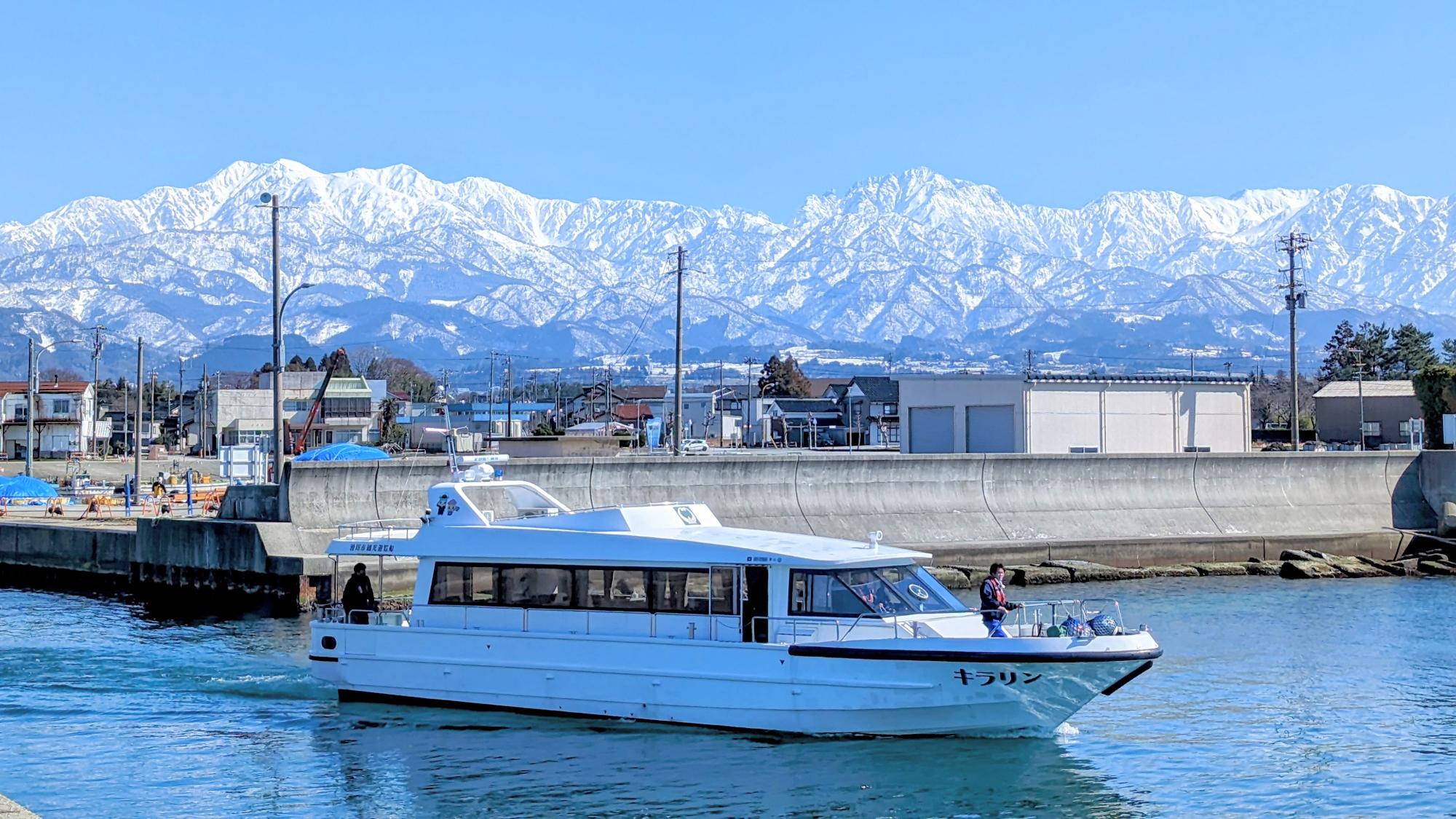 春を待つ立山連峰とキラリン号