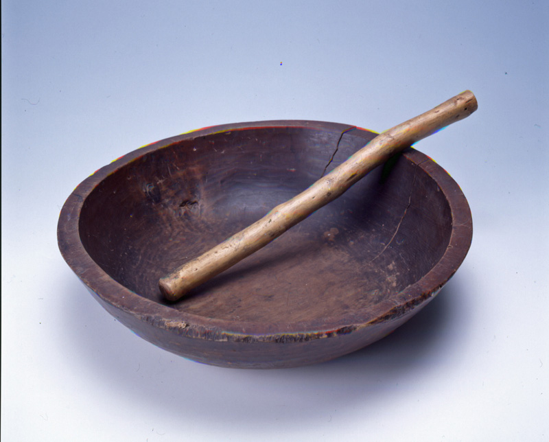 木製の練り棒と口が大きく開き底の浅い木製の練り鉢の写真