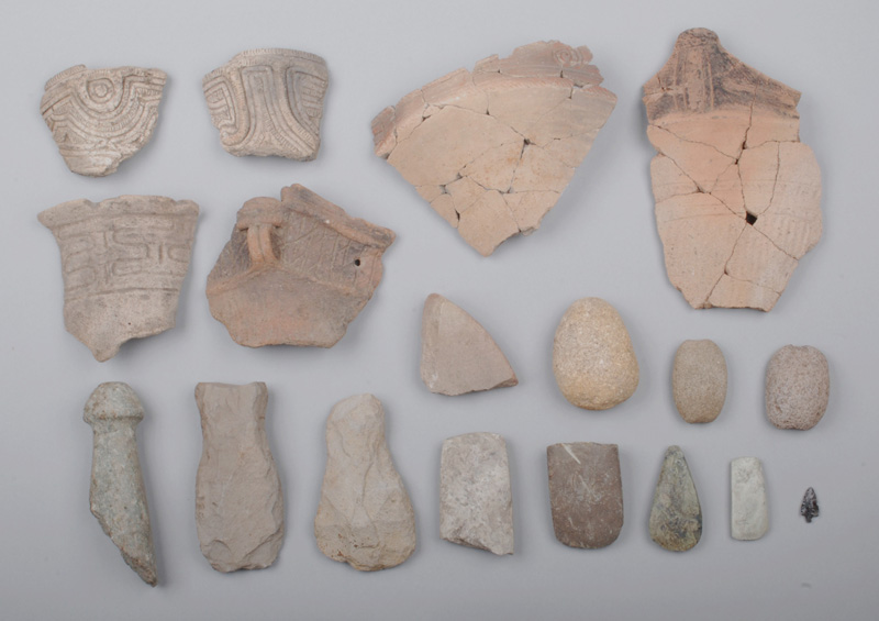出土した土器の破片や石器の一部が18種類並べられている写真
