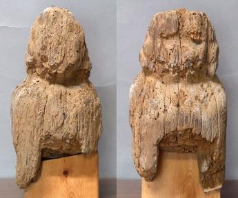 狛犬の形に彫り出された一木造の狛犬が左右に並んでいる写真