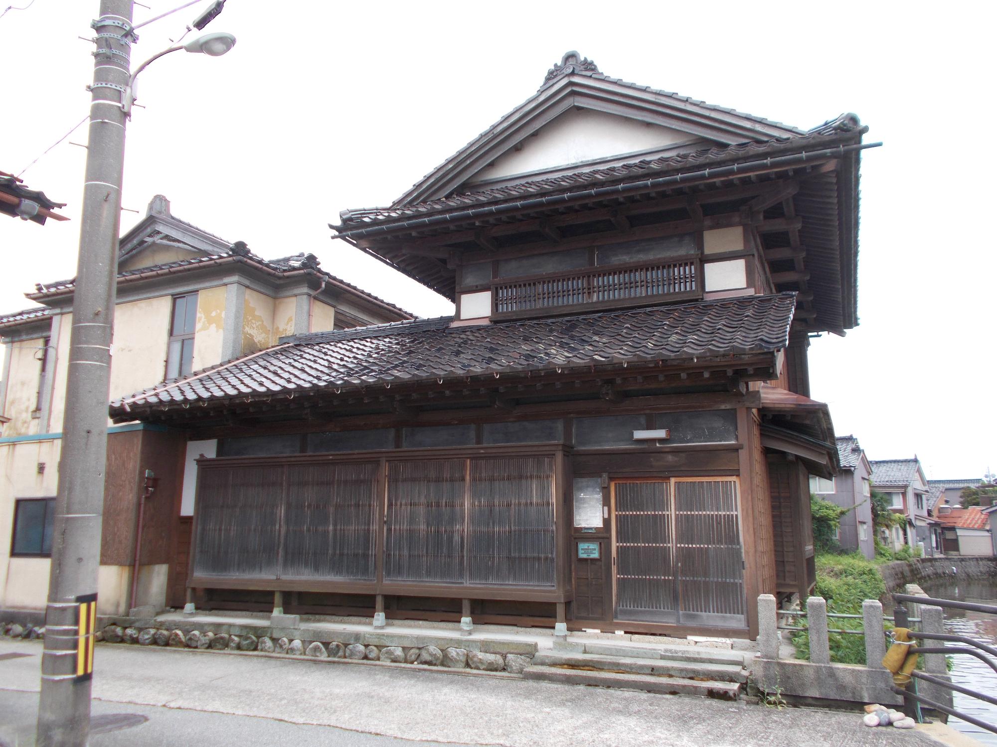 中川沿いに立つ廣野家住宅