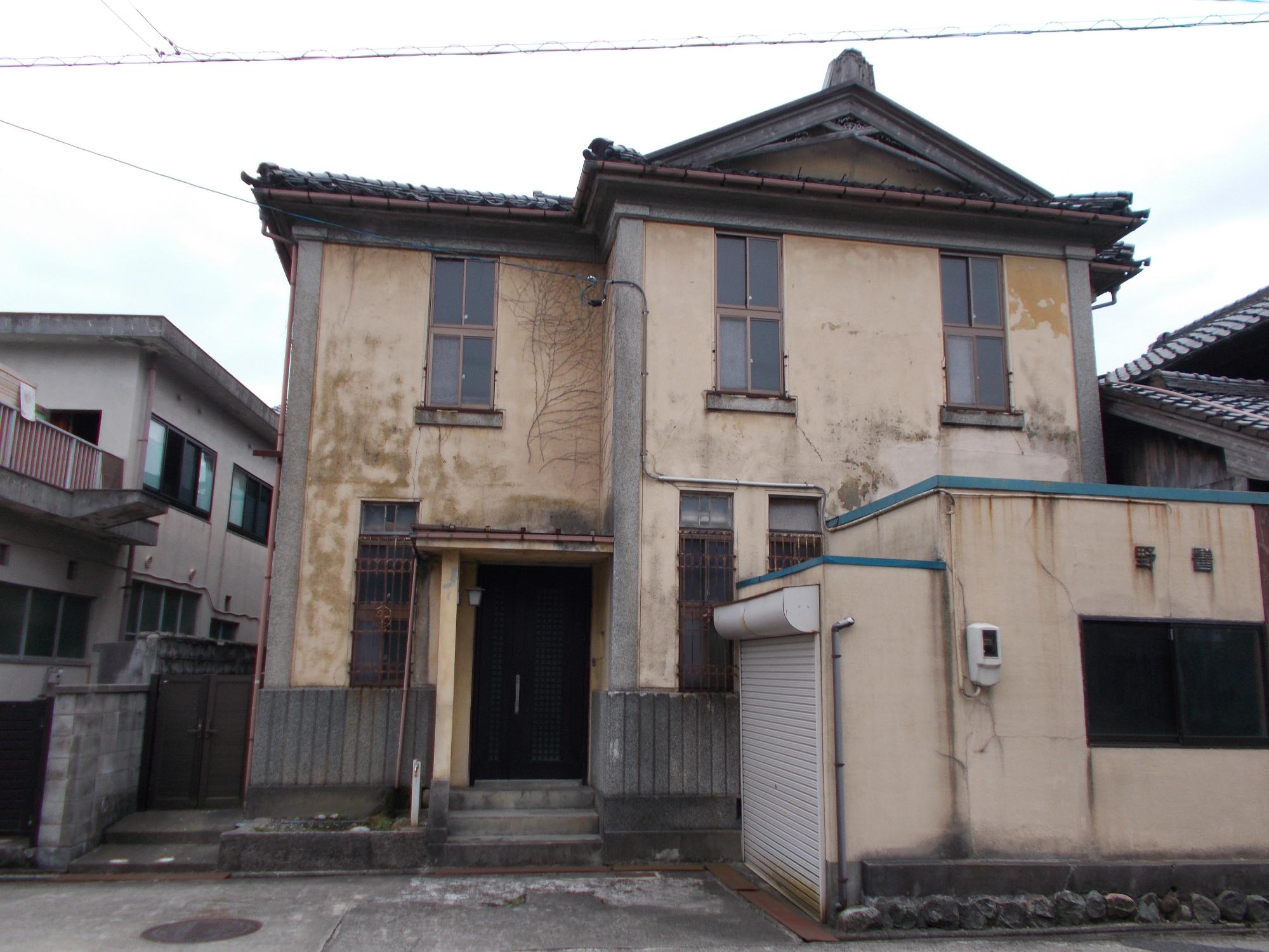 住宅に隣接して建つ廣野医院