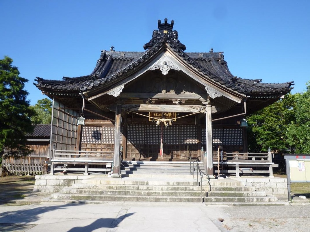 石畳の先に建っている櫟原神社拝殿を正面から写した写真