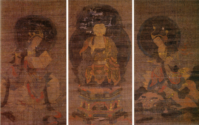 色がすすけているが色々な色を使って描かれた3枚の釈迦三尊（三幅図）の写真