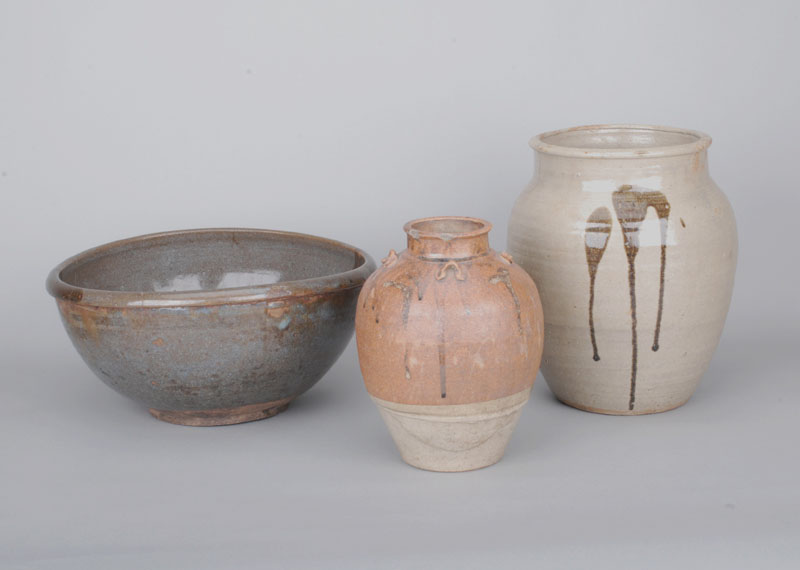 椀形、口の広がっている壺、口が細くなっている壺の3種類の東福寺焼製品の写真