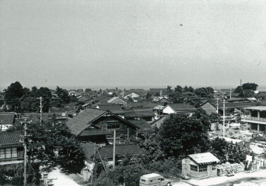 町全体が写っている写真の左下に写る門柱と桜並木の写真